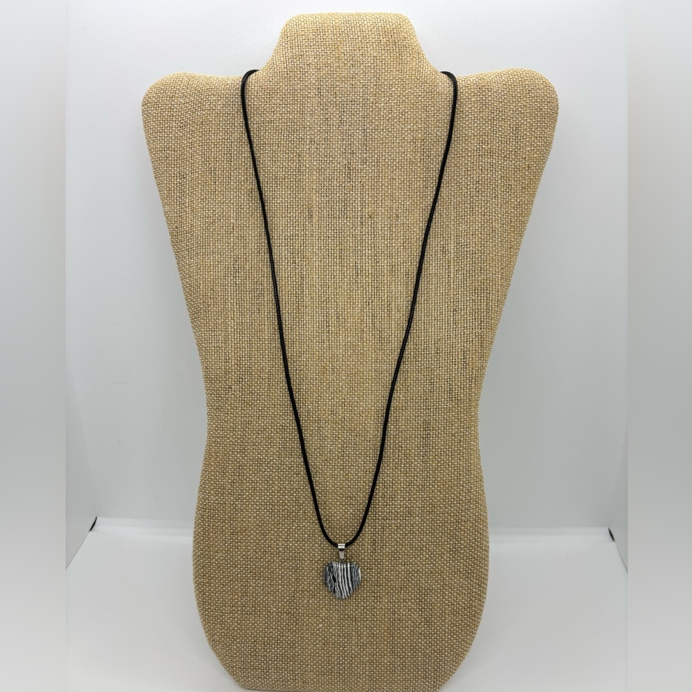 Heart Pendant Necklace – Black & White Stone – Adjustable